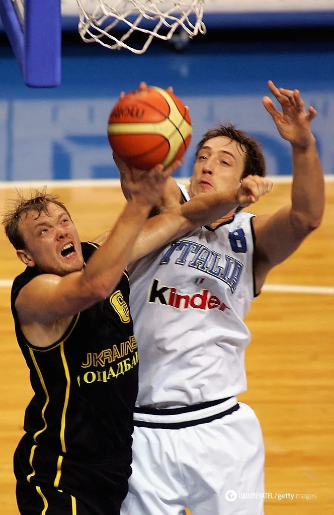Wiktor Kobzysty (z lewej) w meczu EUroBasketu 2005 z...