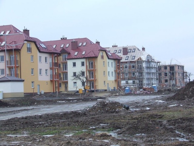 Powstające budynki na os. Polkowice Nowe widać z krajowej trójki. Prezentują się okazale