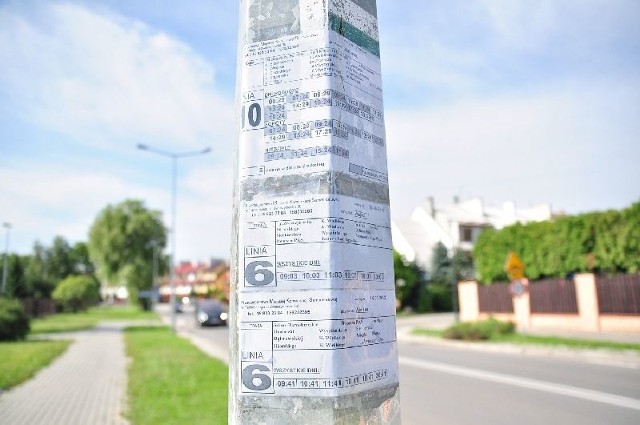 Rozkład jazdy Miejskiej Komunikacji Samochodowej jest przyklejony na słupie oświetleniowym przy zatoczce autobusowej na ulicy Wiejskiej w Tarnobrzegu.