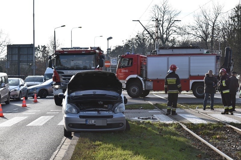 Wypadek na Ślężnej. Samochody zablokowały torowisko 