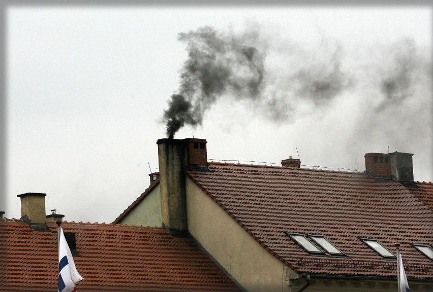 Czarny dym z komina nie zawsze oznacza, że sąsiad spala w...
