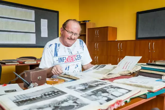 Jedną z osób, która najdłużej pracuje w SP nr 46, jest woźny Marek Jasiński, ze szkołą związany od czterech dekad. Na zdjęciu pan Marek przegląda kroniki szkolne. Dla niego to podróż sentymentalna.