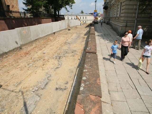 Na zdjęciu widać, jak bardzo różnią się wysokością murki, osłaniające ulicę Jana Pawła II - te stare i nowe.