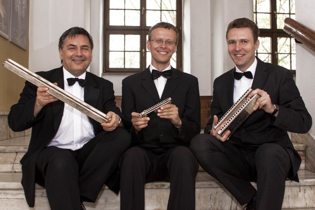 Marek Jaroszyński (harmonijka chromatyczna), Piotr Bieliński (harmonijka akordowa) oraz Piotr Włodarczyk (harmonijka basowa), czyli mistrzowie harmonijki ustnej z „Animato” , który jest najstarszym tego typu kameralnym zespołem w Polsce! Wystąpią w Bydgoszczy już w niedzielę na scenie Rzeki Muzyki w amfiteatrze Opery Nova. Początek o 19.00, wstęp wolny