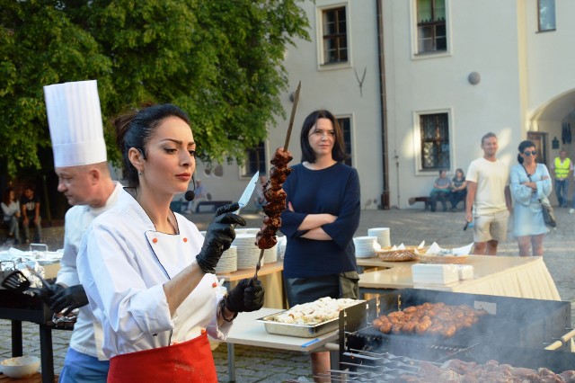 W restauracji Zamek odbył się  na wieczór kuchni ormiańskiej, który poprowadził finalistka II edycji programu MasterChef Diana Volkhova. Na dziedzińcu zamkowym można było nie tylko obejrzeć Dianę w akcji, ale również spróbować dań z grilla przygotowanych przez nią w asyście szefa kuchni Tomasza Szydzikowskiego. Więcej w piątkowym "Głosie Bytowa/Miastka"