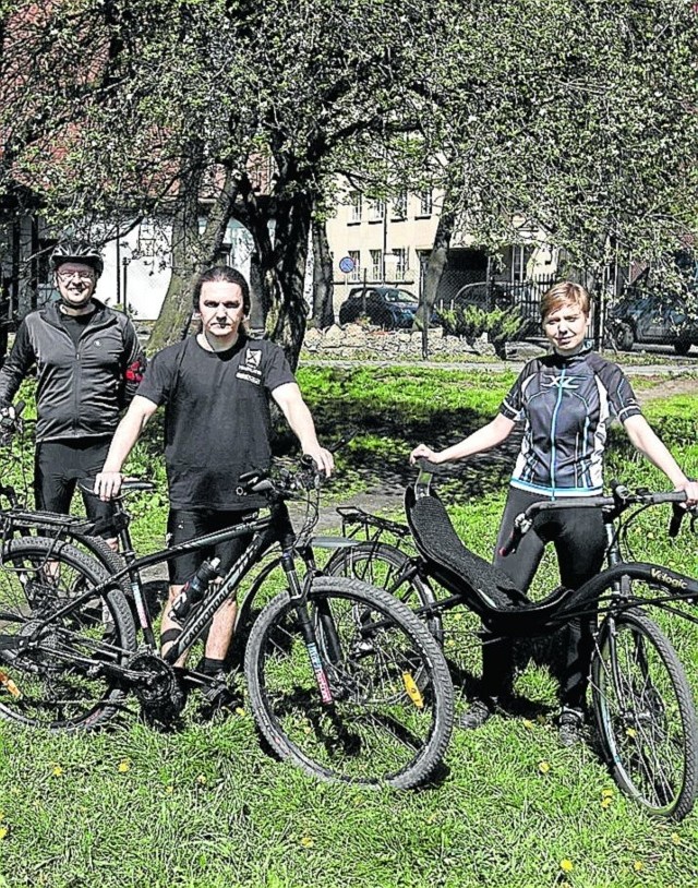 Rowerzyści chcą zdobyć pieniądze na naukę tłumaczy