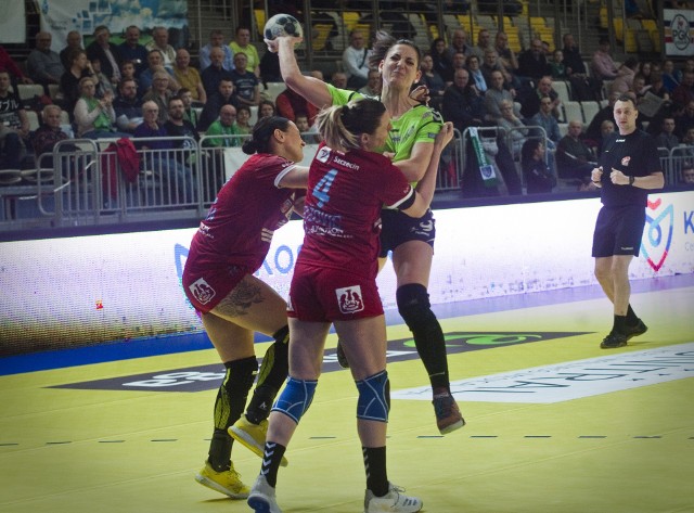 Mecz Energa AZS Koszalin - SPR Pogoń Szczecin zakończył się wynikiem  32:26. Energa AZS Koszalin - SPR Pogoń Szczecin 32:26 (17:15)Energa AZS: Sach, Prudzienica - Han, Urbaniak, Mazurek, Kaczanowska, Michałów, Wołownyk, Smbatian, Striukowa, Rycharska, Nowicka, Borysławska, Tomczyk.SPR Pogoń: Wawrzynkowska, Krupa - Płomińska, Bozović, Cebula, Urbańska, Janas, Wołoszyk, Szynkaruk, Dezić, Zawistowska, Kochaniak, Agbaba.Sędziowie: Kamrowski (Cedry Wielkie), Wojdyr (Gdańsk).Zobacz także: Koszalin: Magazyn Sportowy GK24 04.03.2019