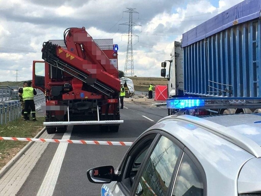 Śmiertelny wypadek na obwodnicy Suwałk. Dwóch mężczyzn zostało potrąconych przez samochód ciężarowy na DK 8 [ZDJĘCIA]