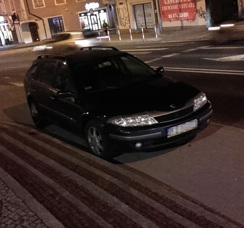 Kierowca renault zaparkował na całym chodniku w Zielonej...