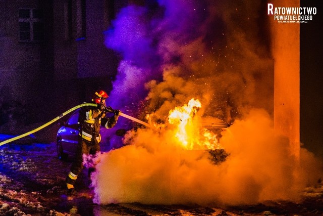 Pożar samochodu przy ul. Orzeszkowej. Auto stanęło w płomieniach