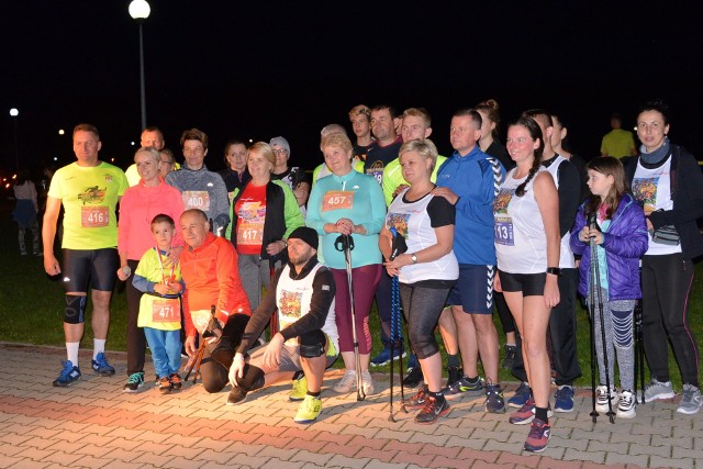 Prawie 200 osób wystartowało w biegu i w Nordic Walking w Wilkowie w ramach Nocnego Maratonu Wokół Świętokrzyskich Zalewów Wodnych. Był w tym gronie burmistrz Bodzentyna Dariusz Skiba. Wcześniej odbył się bieg dla dzieci. Jak powiedział nam Arkadiusz Nowak, prezes fundacji Proland Sport, Nocny Maraton Wokół Świętokrzyskich Zalewów Wodnych w tym roku cieszy się sporo większą popularnością, niż pierwsza edycja. -W Wilkowie kończymy tegoroczna edycję biegów, wcześniej spotkaliśmy się W Mostkach i Wąchocku. Dziękujemy wszystkim uczestnikom i zapraszamy za rok - dodał Arkadiusz Nowak. Jednym z patronów medialnych tego ciekawego wydarzenia było "Echo Dnia". Dorota Kułaga