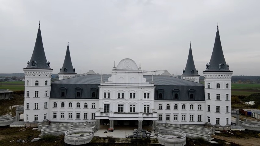 Budowa hotelu w Katarzyninie ruszyła już kilka lat temu, a...