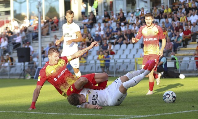 W drugiej kolejce Fortuna 1 Ligi Korona Kielce pokonała Puszczę Niepołomice 3:1. Bramki zdobyli: Michał Koj 13, Adam Frączczak 49, 67, a dla Puszczy Piotr Mroziński 54.Korona: Forenc 6 - Szymusik 5 (81. Danek nie klas.), Malarczyk 6, Koj 7, Sierpina 6 - Szpakowski 6, Oliveira  6 - Podgórski 5  (65. Lewandowski 3), Łukowski 6 (90. Nojszewski nie klas.), Kiełb 6 (81. J. Górski nie klas.) - Frączczak 8 Ż (90. Petrović nie klas.).Puszcza:   Kobylak - Stępień Ż (75. Dziadosz), Aftyka (46. Włodarczyk), Mroziński, Serafin - Boguski (75. Cichoń), S. Górski, Bardanca (46. Cikos), Hladik, Hajda Ż - Thiakane Ż (46. Kobusiński). Galeria zdjęć z meczu na kolejnych slajdach>>>(dor)