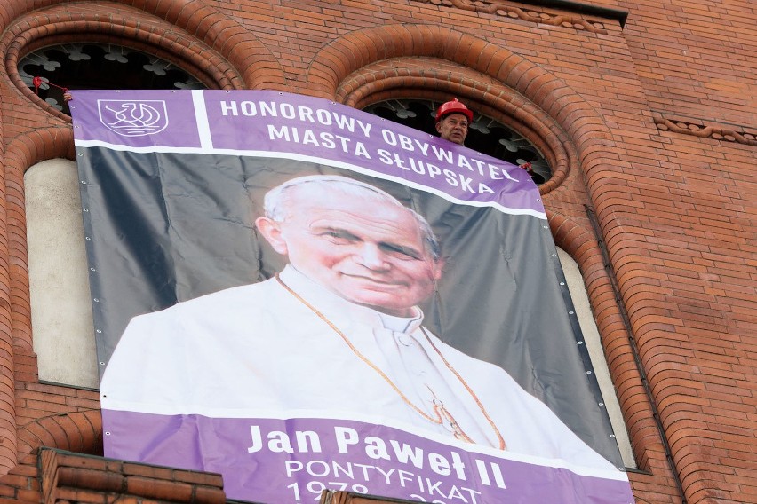 Portret Jana Pawła II już wisi na słupskim ratuszu.