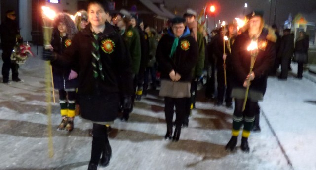 Przemarsz ulicami miasta, w świetle płonących pochodni, otwierali buscy harcerze pod batutą komendant Teresy Leszczyńskiej.