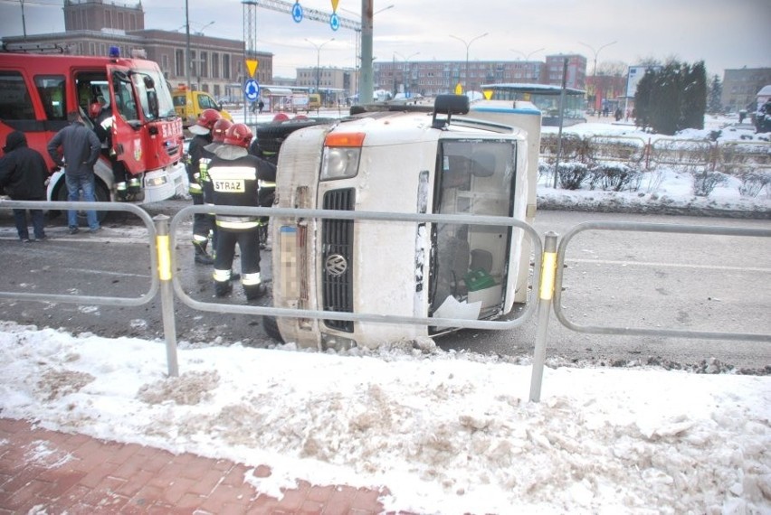 Wypadek w Dąbrowie Górniczej. Seat wjechał na rondzie w...