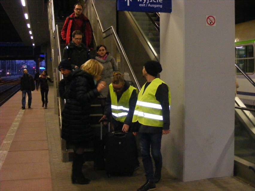 Protestujący na poznańskim dworcu przynieśli ze sobą...