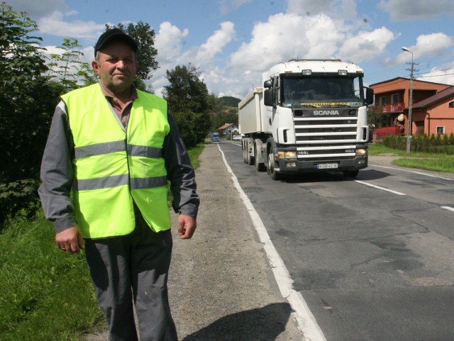 Adam Gruca, sołtys Kąclowej w gminie Grybów, od dawna zakłada specjalną kamizelkę odblaskową, kiedy wychodzi na drogę. Tak czuje się bezpieczny. Kierowcy zawsze omijają go szerokim łukiem