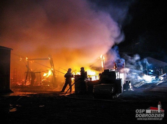 W nocy z poniedziałku na wtorek 8 zastępów straży pożarnej walczyło z pożarem na terenie składnicy materiałów budowlanych przy ul. Piastowskiej w Dobrodzieniu.