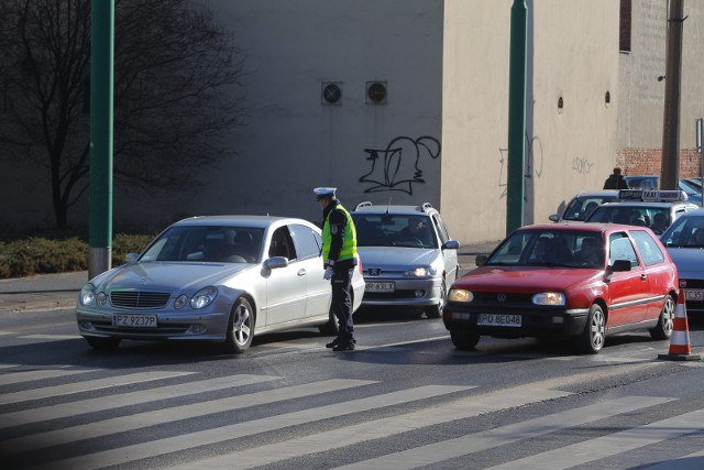 Na poszczególnych odcinkach trasa będzie otwierana dla zmotoryzowanych (śluzy), a jej całkowite otwarcie nastąpi po przebiegnięciu ostatniego uczestnika półmaratonu. Śluzy zostaną ustawione między innymi pomiędzy ulicami: Grunwaldzką-Szylinga, Grunwaldzką-Wojskową, Grunwaldzka-Cmentarną, Taczanowskiego-Jugosłowiańską, Ściegiennego-Promienistą, Arciszewskiego-Palacza, Hetmańską-Kasprzaka, Hetmańską-Głogowską, Hetmańską-Kolejową, Królowej Jadwigi-Strzelecką-Drogą Dębińską, Garbary-Wszystkich Świętych, Garbary-Wodną, Solną-al. Marcinkowskiego, na rondzie Kaponiera.