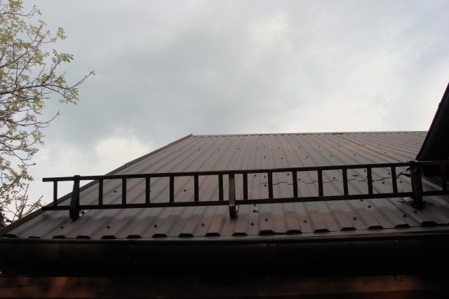 Pokrycie dachu z blachy wymaga okresowego malowania.