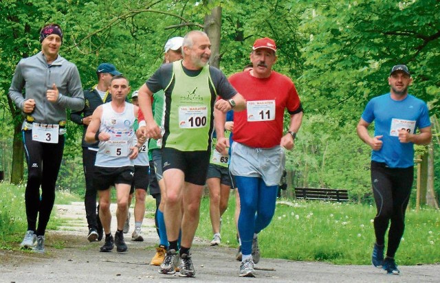 Andrzej Obstarczyk (numer 100), prezes OKB „Zadyszka” w dobrej formie przebiegł cały, setny już, dystans maratonu