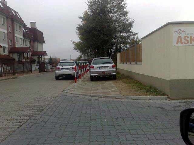 Peugeot jest zaparkowany tak, że pieszy przeciśnie się z trudnością