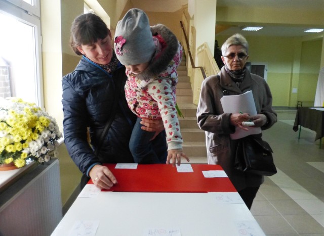 Głosowanie w obwodowej komisji wyborczej nr 6 przy ulicy Szkolnej w Staszowie w budynku Zespołu Szkół Ekonomicznych