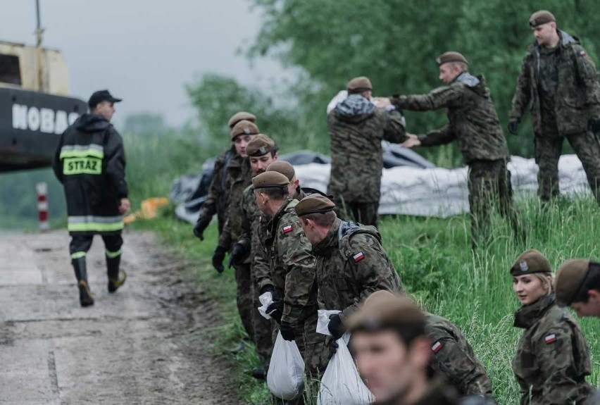 Małopolska. Pierwsza akcja żołnierzy Wojsk Obrony Terytorialnej. Nie Specnaz, ale powódź... [ZDJĘCIA]