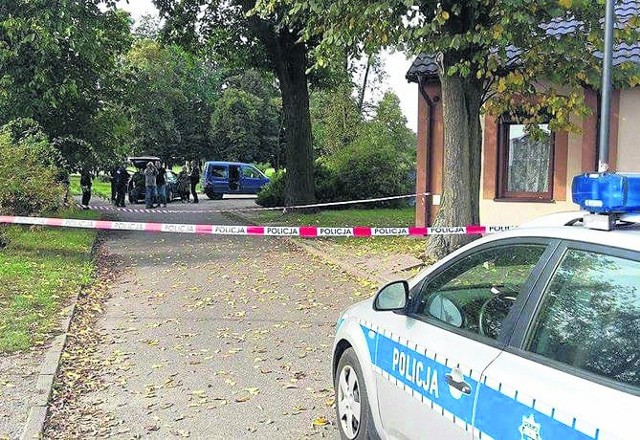 Po informacji od świadka na miejscu zdarzenia pojawiła się policja, która zabezpieczyła teren i szukała wszelkich śladów