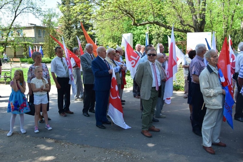 Pierwszomajowa manifestacja w Ostrowcu liczna i dobrze zorganizowana [ZDJĘCIA]