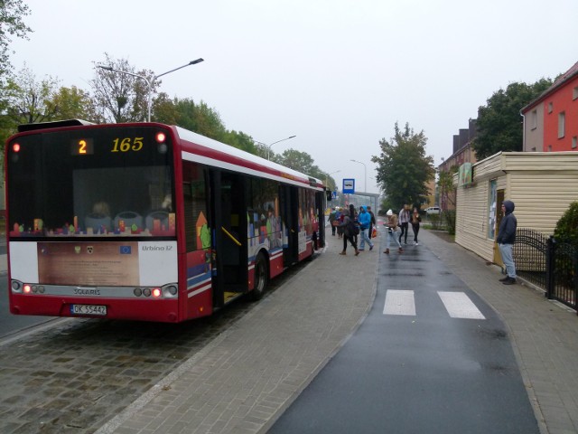 Autobus się zatrzymuje, otwiera drzwi i czeka. Teraz ludzie muszą dojść z oddalonej o kilkanaście metrów wiaty.