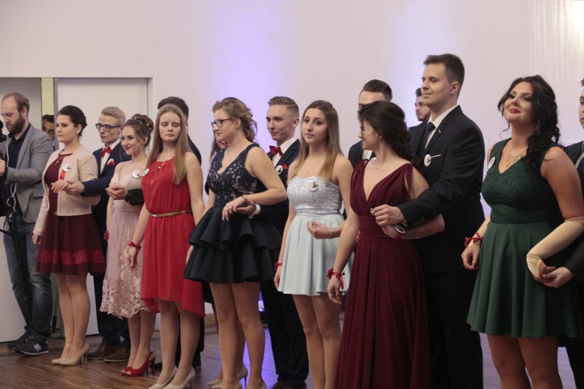 Studniówki 2018. Studniówka uczniów Zespołu Szkół Ekonomiczno-Turystyczno-Hotelarskich w Łodzi  [zdjęcia]