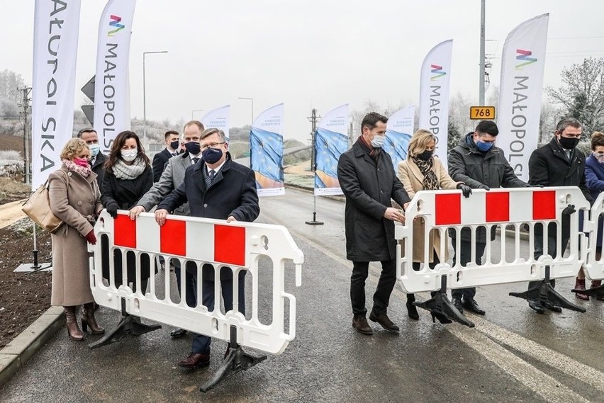 Koszyce. Obwodnica Sokołowic wreszcie gotowa. Ludzie w końcu odetchnęli z ulgą. Ciężarówki omijają ich wioskę i jeżdżą nową drogą