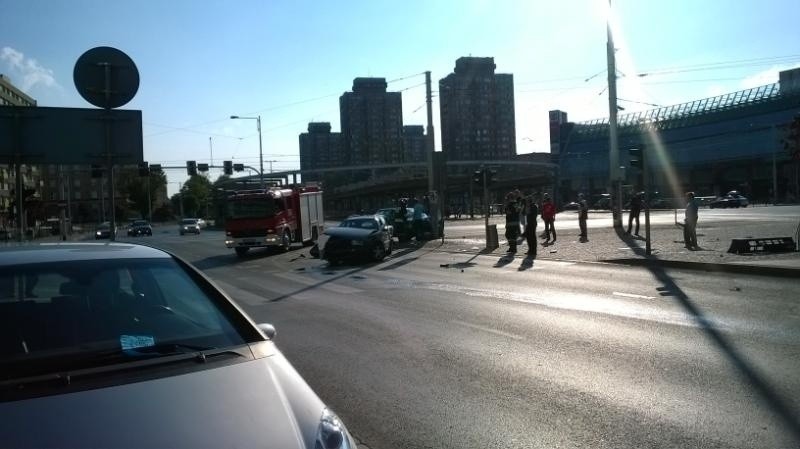 Wrocław: Wypadek na rondzie Reagana (ZDJĘCIA)