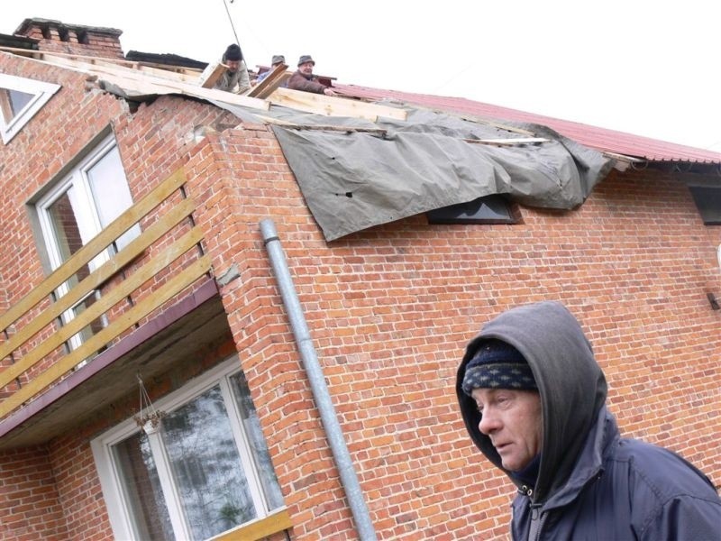 Trąba powietrzna zniszczyla dach