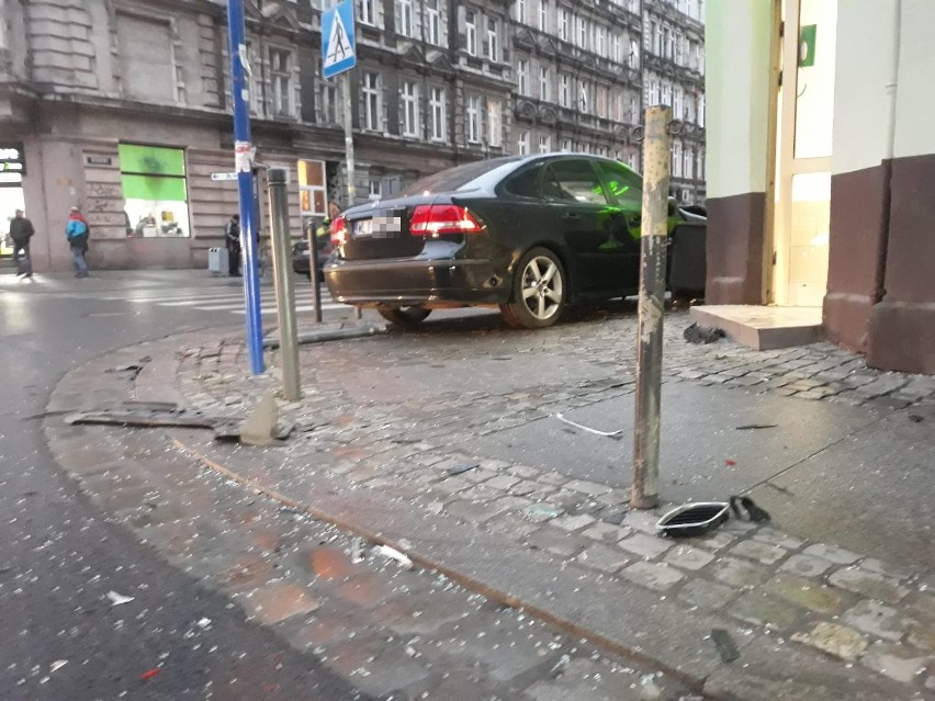 Wrocław: Wypadek na Jedności. Saab wjechał w Żabkę