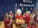 Święty Mikołaj i gospodynie odwiedzili Przedszkole przy Szkole Podstawowej im Franciszka Nawrota w Łysakowie. Będzie kiermasz