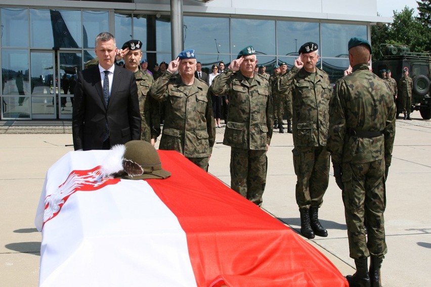 Plutonowy Kiepura rozpoznawał teren i ubezpieczał miejsce...