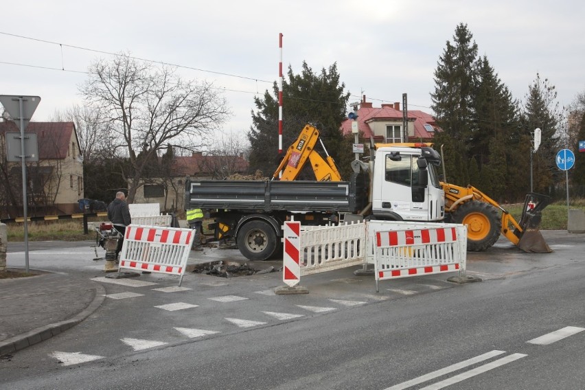 Awaria wodociągu na ul. Chłopickiego w Rzeszowie. Droga jest całkowicie nieprzejezdna