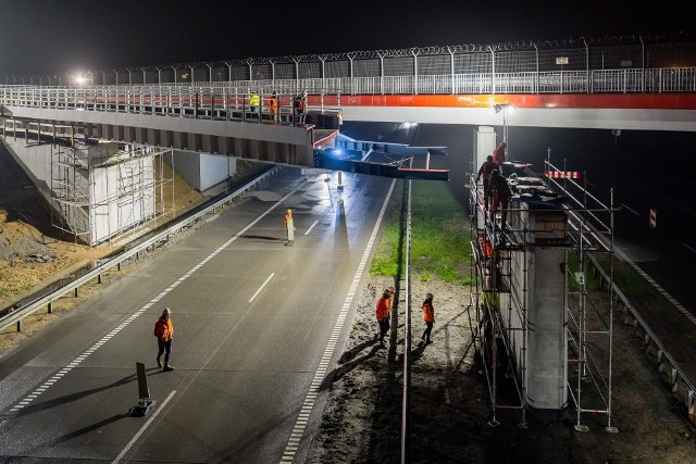 Tak w nocy z 5 na 6 maja były nasuwane przęsła wiaduktu na podpory tego obiektu. W nocy z 6 na 7 maja będzie podobnieZobacz kolejne zdjęcia. Przesuwaj zdjęcia w prawo - naciśnij strzałkę lub przycisk NASTĘPNE