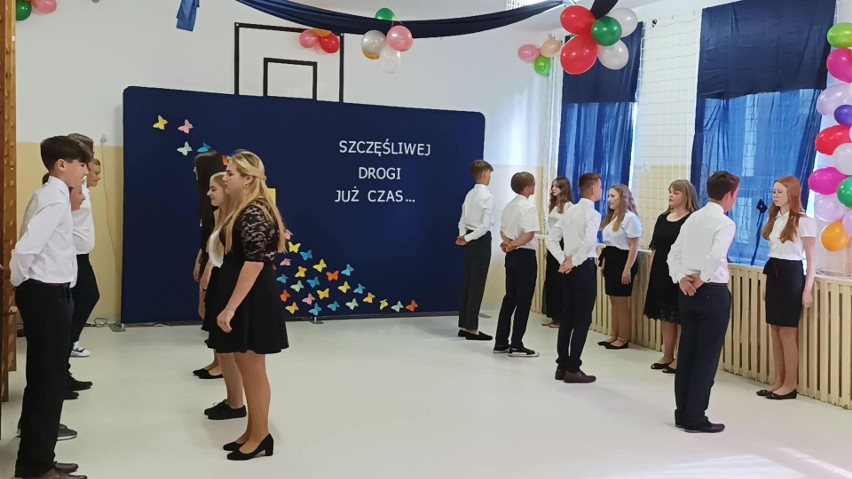 Niezapomniany bal ósmoklasistów w Szkole Podstawowej w Zbroszy Dużej, w gminie Jasieniec. Zobacz zdjęcia