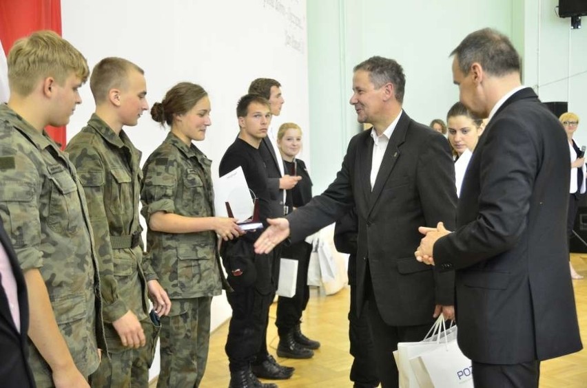 Uczniowie odbierają nagrody na uroczystości w Zespole Szkół...