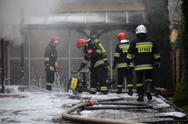 Pożar w hurtowni fajerwerków i zniczy w Bełchatowie