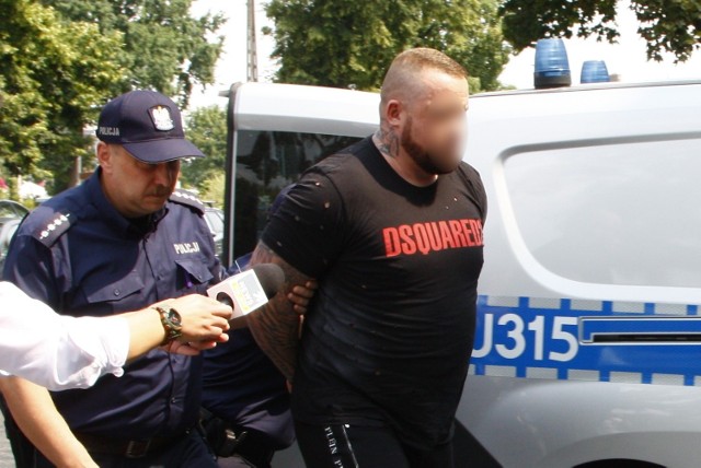 Kierowca porsche, który zaatakowało kobietę na przejściu dla pieszych w Lesznie, twierdzi, że został przez nią sprowokowany. Wyraził też skruchę z powodu zajścia.