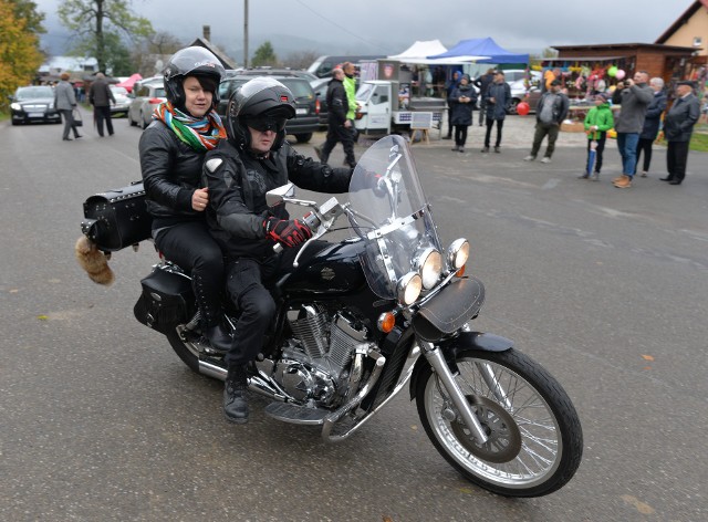 W niedzielę w Sanktuarium Matki Bożej w Kalwarii Pacławskiej koło Przemyśla odbyło się podkarpackie zakończenie sezonu motocyklowego 2019.Zobacz też: Rozbierają się, by pomagać. Śląskie Motocyklistki już po raz czwarty wydadzą kalendarz z odważnymi zdjęciami