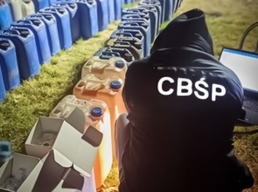 CBŚ zlikwidowało fabrykę narkotyków w powiecie bełchatowskim. Trzy osoby zatrzymane