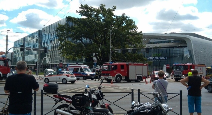 Wypadek przy Wroclavii. Osiem osób rannych, w tym dwie ciężko