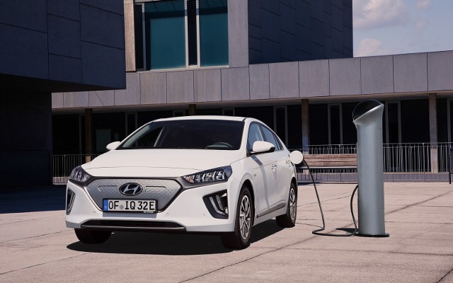 Hyundai Ioniq Hyundai IONIQ to pierwszy na świecie samochód z trzema zelektryfikowanymi układami napędowymi do wyboru: hybrydowym, hybrydowym plug-in lub elektrycznym.Fot. Hyundai