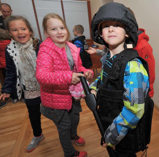 Dzieci, młodzież i dorośli - w sumie ponad 2000 osób odwiedziło w poniedziałek pograniczników podczas Dnia Otwartej Szkoły.